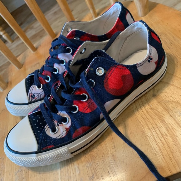 converse apple print